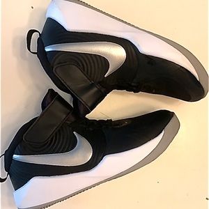 Boys Nike high top. barely worn!